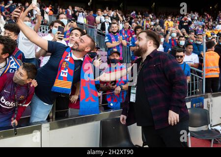 24 octobre 2021 ; Nou Camp, Barcelone, Espagne : la LIG football, FC Barcelone versus Real Madrid : Ibai Llanos Twitch présentateur dans le camp nou Banque D'Images