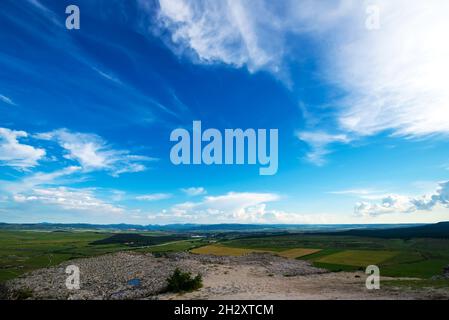 Photos de la péninsule d'automne de Crimée, roche blanche d'Ak-Kaya, quartier de Belogorsky, rivière Biyuk-Karasu, époque mousterienne,Les colonies de la sa Banque D'Images