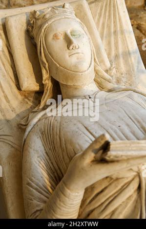 FRANCE.CHARENTE-MARITIME (17) ILE D'OLÉRON.ÉGLISE PAROISSIALE DE SAINT-PIERRE.EFFIGY COUCHÉ D'ALIENOR D'AQUITAINE Banque D'Images