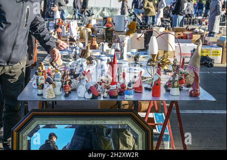 Lubeck, Allemagne, le 24 octobre 2021: Marché aux puces avec décorations de Noël, vaisselle et articles ménagers un jour ensoleillé, foyer choisi, étroit Banque D'Images