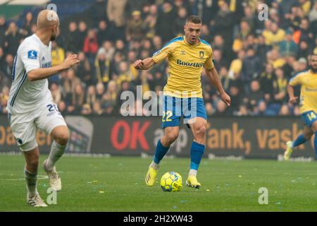 Broendby, Danemark.24 octobre 2021.Josip Radose (22) de Broendby SI vu pendant le 3F Superliga match entre Broendby IF et FC Copenhague à Broendby Stadion à Broendby.(Crédit photo : Gonzales photo/Alamy Live News Banque D'Images