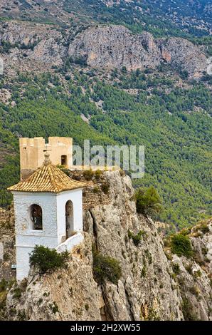 Château mauresque Castillo de San José au sommet d'une falaise rocheuse avec un clocher.Guadalest en Espagne.vue verticale. Banque D'Images