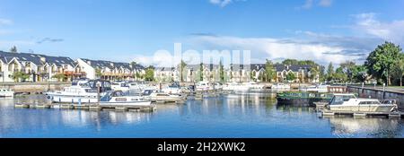 Port de Tarmonbarry et port de plaisance résidentiel sur la rivière Shannon à Roscommon.Irlande. Banque D'Images