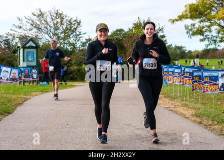 23 octobre 2021.Premier tunnel annuel vers Towers Boston 5k Run & Walk, pour honorer et soutenir les premiers intervenants et les militaires. Banque D'Images