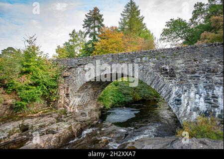 Le pont de Dochart qui traverse les chutes de Dochart dans le village de Killin dans les Highlands écossais Banque D'Images