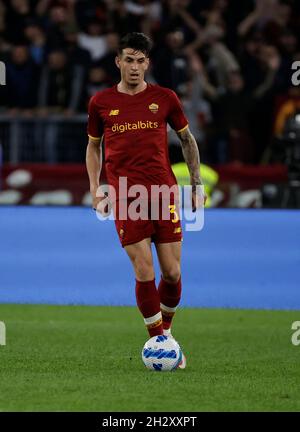 Stadio Olimpico, Rome, Italie.24 octobre 2021.Serie A football Roma v Napoli; Roger Ibanez da Silva d'AS Roma crédit: Action plus Sports/Alamy Live News Banque D'Images