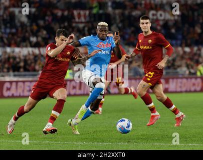 Stadio Olimpico, Rome, Italie.24 octobre 2021.Serie A football Roma v Napoli; Victor Osimhen de Napoli et Roger Ibanez da Silva d'AS Roma crédit: Action plus Sports/Alay Live News Banque D'Images