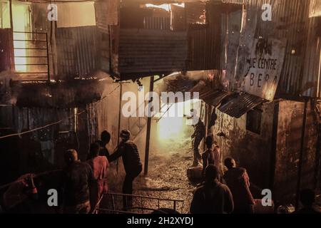 Nairobi, Kenya.23 octobre 2021.Les résidents sans-abri et les pompiers luttent pour faire feu tard dans la nuit dans les bidonvilles de Kibera.Les habitants des bidonvilles de Kibera ont connu un moment fou après un siège d'incendie causé par des connexions électriques illégales qui ont rasé les maisons et les propriétés laissant de nombreux résidents sans abri.(Credit image: © Donwilson Odhiambo/SOPA Images via ZUMA Press Wire) Banque D'Images