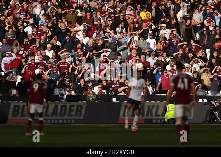 Londres, Angleterre, le 24 octobre 2021.Les fans regardent pendant le match de la Premier League au stade de Londres, à Londres.Le crédit photo devrait se lire: Jacques Feeney / Sportimage Banque D'Images