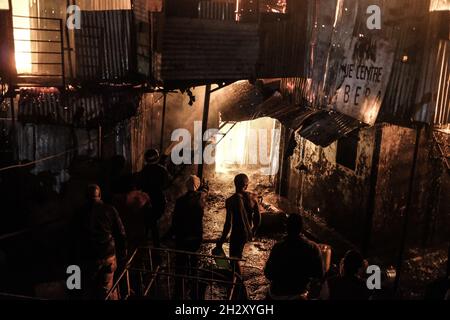 Nairobi, Kenya.23 octobre 2021.Les résidents sans-abri et les pompiers luttent pour faire feu tard dans la nuit dans les bidonvilles de Kibera.Les habitants des bidonvilles de Kibera ont connu un moment fou après un siège d'incendie causé par des connexions électriques illégales qui ont rasé les maisons et les propriétés laissant de nombreux résidents sans abri.(Credit image: © Donwilson Odhiambo/SOPA Images via ZUMA Press Wire) Banque D'Images