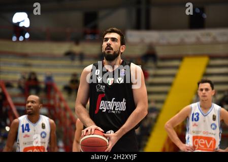 Naples, Italie.24 octobre 2021.Le centre de Bologne Amedeo Tessitori en action lors du cinquième match de la série Italienne A legue entre Gevi Napoli et Virtus Segafredo Bologna.L'équipe de Naples a gagné le match pour 92 -89.(Photo de Paola Visone/Pacific Press) crédit: Pacific Press Media production Corp./Alay Live News Banque D'Images