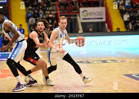 Naples, Italie.24 octobre 2021.Le joueur de Naples Arnas Velicka en action pendant le cinquième match de la série italienne A legue entre Gevi Napoli et Virtus Segafredo Bologna.L'équipe de Naples a gagné le match pour 92 -89.(Photo de Paola Visone/Pacific Press) crédit: Pacific Press Media production Corp./Alay Live News Banque D'Images