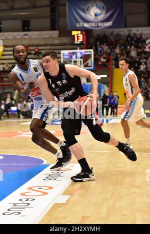 Naples, Italie.24 octobre 2021.Le centre de Bologne Amar Alibegovic en action pendant le cinquième match de la série Italienne A legue entre Gevi Napoli et Virtus Segafredo Bologna.L'équipe de Naples a gagné le match pour 92 -89.(Photo de Paola Visone/Pacific Press) crédit: Pacific Press Media production Corp./Alay Live News Banque D'Images