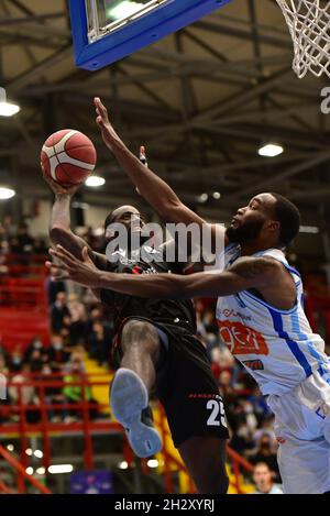 Naples, Italie.24 octobre 2021.L'avant de Bologne JaKarr Sampson en action pendant le cinquième match de l'italien Serie A legue entre Gevi Napoli et Virtus Segafredo Bologna.L'équipe de Naples a gagné le match pour 92 -89.(Photo de Paola Visone/Pacific Press) crédit: Pacific Press Media production Corp./Alay Live News Banque D'Images