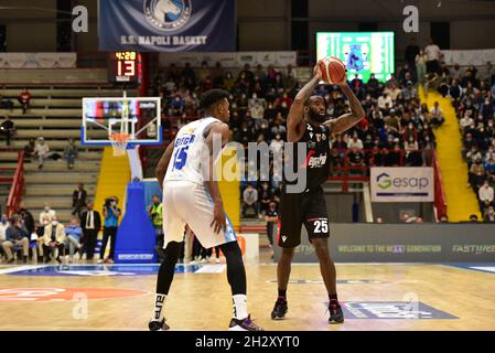 Naples, Italie.24 octobre 2021.L'avant de Bologne JaKarr Sampson en action pendant le cinquième match de l'italien Serie A legue entre Gevi Napoli et Virtus Segafredo Bologna.L'équipe de Naples a gagné le match pour 92 -89.(Photo de Paola Visone/Pacific Press) crédit: Pacific Press Media production Corp./Alay Live News Banque D'Images