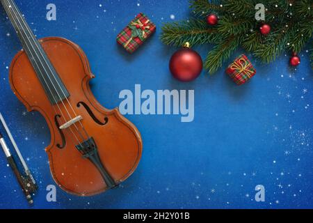 Vieilles branches de violon et de sapin avec décoration de Noël.Noël, concept du nouvel an.Vue de dessus, gros plan Banque D'Images