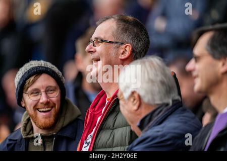 Luton, Royaume-Uni.25 juin 2021.Supporters avant le match du championnat Sky Bet entre Luton Town et Hull City à Kenilworth Road, Luton, Angleterre, le 23 octobre 2021.Photo de David Horn.Crédit : Prime Media Images/Alamy Live News Banque D'Images