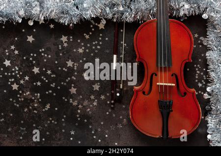 Décor de Noël couleur argent et vieux violon.Noël, concept du nouvel an.Vue de dessus, gros plan. Banque D'Images