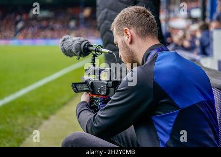 Luton, Royaume-Uni.25 juin 2021.L'équipe de Luton Town Media filme le match de championnat Sky Bet entre Luton Town et Hull City à Kenilworth Road, Luton, Angleterre, le 23 octobre 2021.Photo de David Horn.Crédit : Prime Media Images/Alamy Live News Banque D'Images