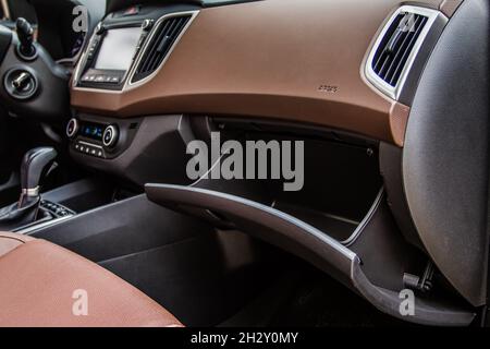 Boîte à gants de voiture ouverte.Boîte à gants de la voiture. Banque D'Images