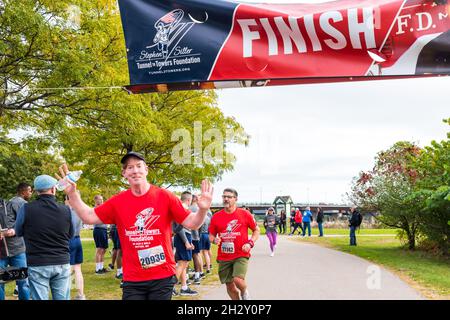 23 octobre 2021.Premier tunnel annuel vers Towers Boston 5k Run & Walk, pour honorer et soutenir les premiers intervenants et les militaires. Banque D'Images