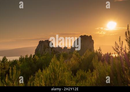 Deux grands rochers sur la montagne au coucher du soleil Banque D'Images