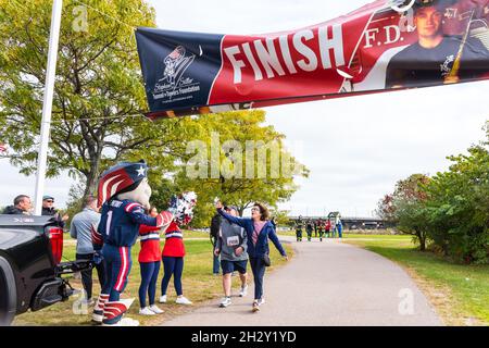 23 octobre 2021.Premier tunnel annuel vers Towers Boston 5k Run & Walk, pour honorer et soutenir les premiers intervenants et les militaires. Banque D'Images