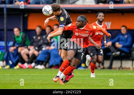 Luton, Royaume-Uni.25 juin 2021.Richard Smallwood (6) de Hull City et Pelly Ruddock (17) de Luton Town lors d'une bataille aérienne lors du match de championnat Sky Bet entre Luton Town et Hull City à Kenilworth Road, Luton, Angleterre, le 23 octobre 2021.Photo de David Horn.Crédit : Prime Media Images/Alamy Live News Banque D'Images