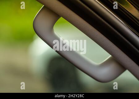 Poignées de maintien de voiture modernes, détails intérieurs de voiture.Poignée de voiture pour le passager.Poignée de plafond de voiture. Banque D'Images