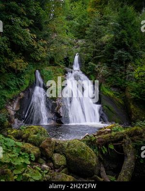 Plan vertical d'une cascade dans le Triberg dans la Forêt Noire, Bade-Wurtemberg, Allemagne Banque D'Images