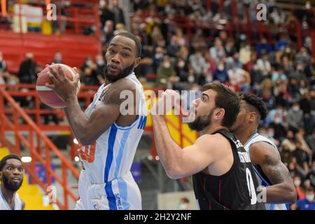 Naples, Italie.24 octobre 2021.Le succès extraordinaire de Gevi Napoli basket qui, dans un PalaBarbuto vendu et littéralement en feu, dépasse les champions italiens de Virtus Segafredo Bologna par 92-89 à la fin d'un match vraiment beau.(Photo de Massimo Solimene/Pacific Press) crédit: Pacific Press Media production Corp./Alay Live News Banque D'Images