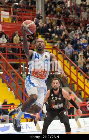 Naples, Italie.24 octobre 2021.Le succès extraordinaire de Gevi Napoli basket qui, dans un PalaBarbuto vendu et littéralement en feu, dépasse les champions italiens de Virtus Segafredo Bologna par 92-89 à la fin d'un match vraiment beau.(Photo de Massimo Solimene/Pacific Press) crédit: Pacific Press Media production Corp./Alay Live News Banque D'Images