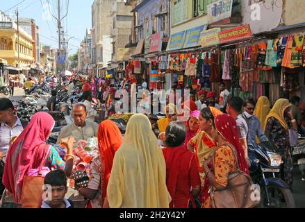 Beawar, Inde.23 octobre 2021.Vue d'un marché surpeuplé devant le festival Hindu Diwali, au milieu de la propagation de la coronavirus (COVID-19) à Beawar.(Photo de Sumit Saraswat/Pacific Press) crédit: Pacific Press Media production Corp./Alay Live News Banque D'Images