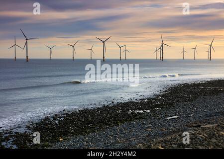 Grande ferme éolienne au large de la côte de Redcar, North Yorkshire, Angleterre, Royaume-Uni. Banque D'Images