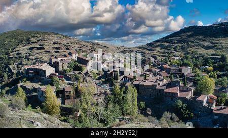 PATONES DE ARRIBA UN DES PLUS BEAUX VILLAGES D'ESPAGNE Banque D'Images