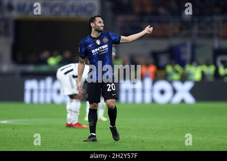 Milan, Italie.24/10/2021, Hakan Calhanoglu de FC Internazionale gestes pendant la série Un match entre FC Internazionale et Juventus FC au Stadio Giuseppe Meazza le 24 octobre 2021 à Milan, Italie. Banque D'Images