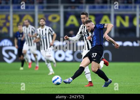 Milan, Italie.24/10/2021, Milan Skriniar du FC Internazionale et Rodrigo Bentancur du FC Juventus bataille pour le ballon pendant la série Un match entre le FC Internazionale et le FC Juventus au Stadio Giuseppe Meazza le 24 octobre 2021 à Milan, Italie. Banque D'Images