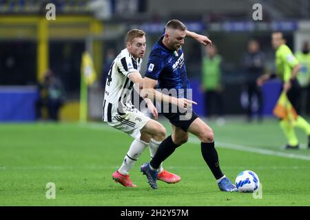 Milan, Italie.24/10/2021, Milan Skriniar du FC Internazionale et Dejan Kulusevski du FC Juventus bataille pour le ballon pendant la série Un match entre le FC Internazionale et le FC Juventus au Stadio Giuseppe Meazza le 24 octobre 2021 à Milan, Italie. Banque D'Images