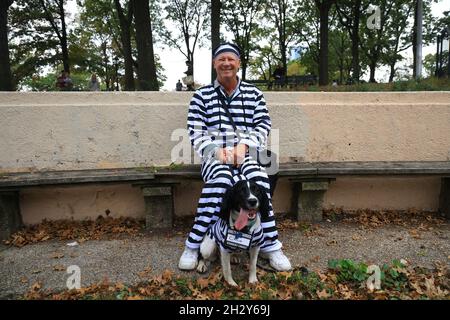 New York, N.Y/USA – 23 octobre 2021 : un chien en costume lors de la 31e parade des chiens d'Halloween de Tompkins Square.Crédit : Gordon Donovan/Alay Live News Banque D'Images