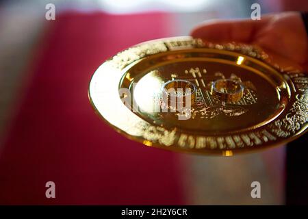 Anneaux de mariage dans l'église prêts pour la cérémonie de mariage. Gros plan.dof peu profond Banque D'Images