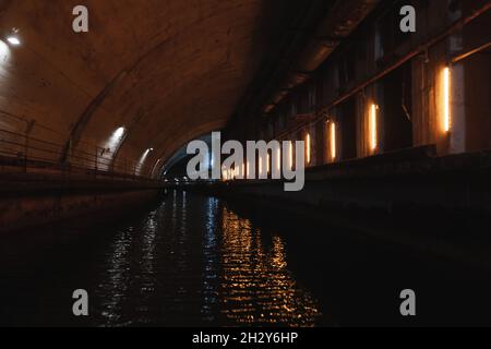 Tunnel en béton industriel éclairé.Base sous-marine souterraine abandonnée de l'URSS située à Balaklava, Crimée Banque D'Images