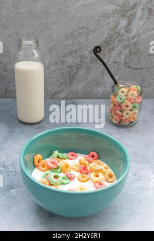 Petit déjeuner avec céréales colorées servi dans un bol Banque D'Images