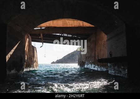 Porte de sortie de l'intérieur du tunnel en béton, partie de la base sous-marine souterraine abandonnée de l'époque soviétique située à Balaklava, Crimée Banque D'Images