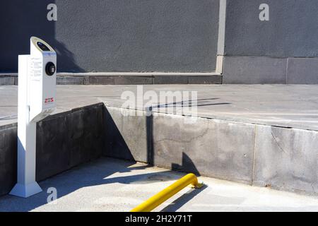 Chargeurs de véhicules électroniques à la station de charge de ZES -Zorlu Energy Solutions- en plein air dans une journée ensoleillée à Eskisehir Turquie Banque D'Images