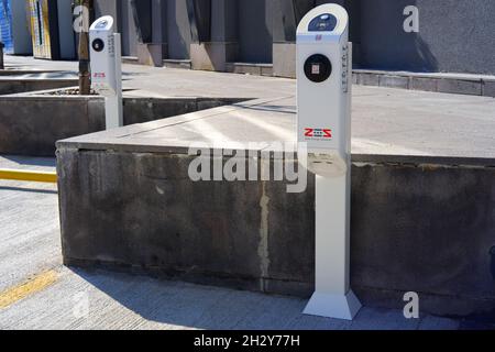 Chargeurs de véhicules électroniques à la station de charge de ZES -Zorlu Energy Solutions- en plein air dans une journée ensoleillée à Eskisehir Turquie Banque D'Images