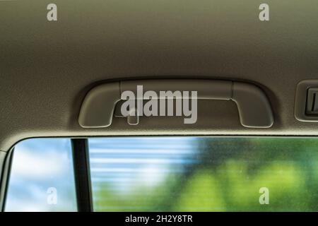 Poignées de maintien de voiture modernes, détails intérieurs de voiture.Poignée de voiture pour le passager.Poignée de plafond de voiture. Banque D'Images