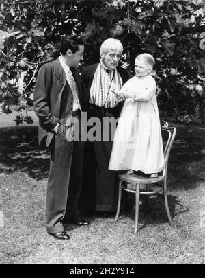 Le producteur IRVING THALBERG LON CHANEY en costume comme Echo le ventriloquist en drag et HARRY EARLES sur le plateau Candid pendant le tournage de la remake sonore de L'IMPIE TROIS / 3 1925 réalisateur JACK CONWAY Story Tod Robbins armoire David Cox producteur Irving Thalberg Metro Goldwyn Mayer Banque D'Images