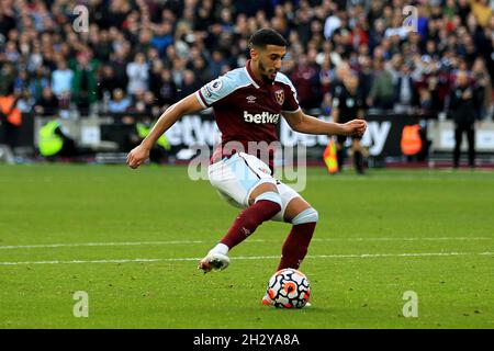 Londres, Royaume-Uni.24 octobre 2021.Saïd Benrahma, de Ham Ouest, s'est Uni à l'action.Match de la Premier League, West Ham Utd / Tottenham Hotspur au stade de Londres, parc olympique Queen Elizabeth à Londres, le dimanche 24 octobre 2021. Cette image ne peut être utilisée qu'à des fins éditoriales.Utilisation éditoriale uniquement, licence requise pour une utilisation commerciale.Aucune utilisation dans les Paris, les jeux ou les publications d'un seul club/ligue/joueur. photo par Steffan Bowen/Andrew Orchard sports photographie/Alay Live news crédit: Andrew Orchard sports photographie/Alay Live News Banque D'Images
