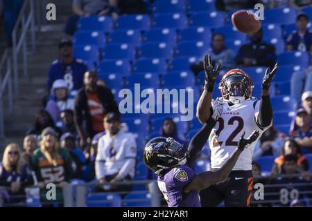 Baltimore, États-Unis.24 octobre 2021.Marquise Brown (5) et Chidobe Awuzie (22), grand-récepteur des Ravens de Baltimore, se battent pour le ballon dans le quart de jeu au stade M&T Bank à Baltimore, Maryland, le dimanche 24 octobre 2021.Photo par Tasos Katopodis/UPI crédit: UPI/Alay Live News Banque D'Images