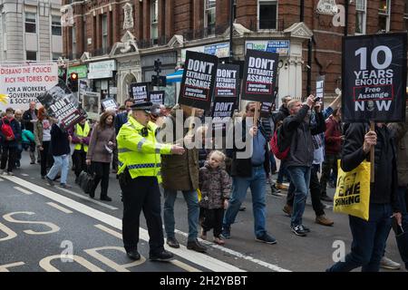 Londres, Royaume-Uni.23 octobre 2021. Les partisans du fondateur de Wikileaks, Julian Assange, participent à la marche pour Assange de la BBC Broadcasting House aux cours royales de justice organisée par la campagne ne pas extrader Assange.Le gouvernement américain entamera un appel devant la haute Cour le 27 octobre contre une décision prise plus tôt cette année de ne pas extrader Assange pour faire face à des accusations d'espionnage aux États-Unis.Assange est détenu à la prison de Belmarsh depuis 2019.Crédit : Mark Kerrison/Alamy Live News Banque D'Images